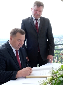 Oleksandr Levchenko (Oberbürgermeister Obuchiw) und Bert Wendsche (Radebeul) trugen sich in das Goldene Buch der Stadt Radebeul ein.