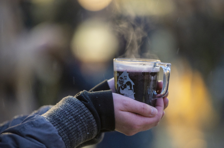 Glühwein auf dem Weihnachtsmarkt