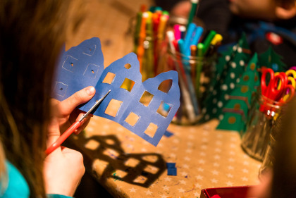 Ob kleine Tannenbäume, Weihnachtsengel oder schöne leuchtende Windlichter - in der Bastelstube können kleine Wichtel dem Weihnachtsmann unter die Arme greifen und selbst kreative Geschenke für das Weihnachtsfest basteln. 