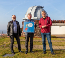 Grafiker Lutz Richter, Oberbürgermeister Bert Wendsche und Sternwartenleiter Ulf Peschel