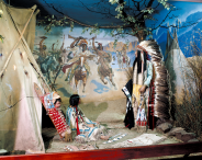  Marchez sur les traces du grand fantasque saxon et écrivain d'aventures Karl May lors d'une visite au musée. 