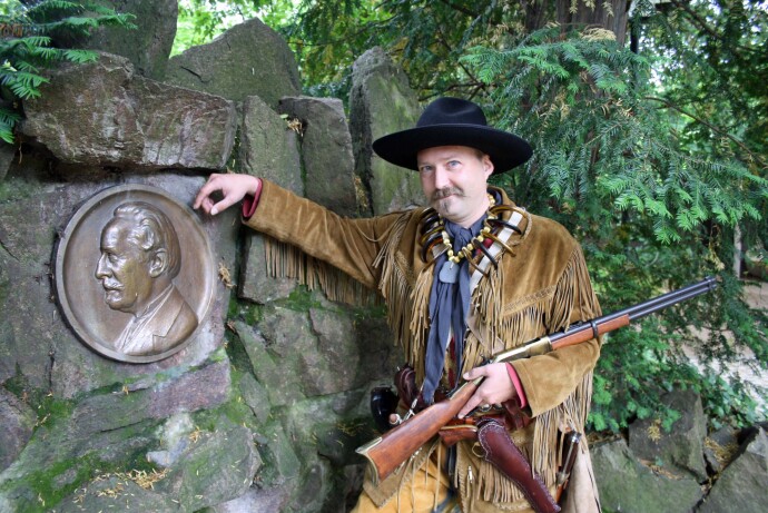  Go on a discovery tour with Karl May himself. 