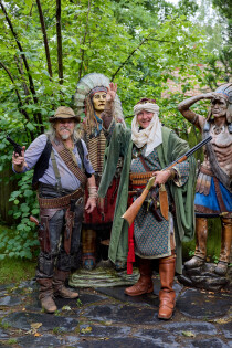 Kara Ben Nemsi (Roland Wichmann), Romanfigur & Karl May’s zweites Alter ego

Looci (Franz Lasch), Ganove aus der Westernstadt Little Tombstone 
