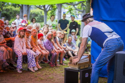 fröhliche Kinder bei der Kasperiade