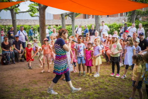 glückliche Kinder beim Mitmachkonzert