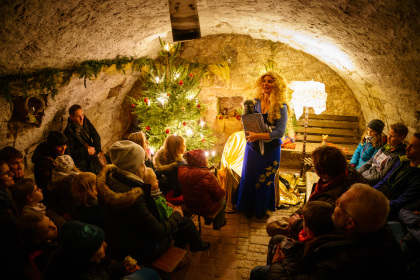 Warm, gemütlich und heimelig ist es in dem festlich geschmückten Märchenkeller. Da dürfen für die richtige Weihnachtsstimmung natürlich auch die Märchen nicht fehlen. Darum lässt die Märchenfee nicht lange auf sich warten, schlägt mit geübtem Blick ihr Buch auf und liest allen kleinen und großen Besuchern die schönsten Märchen aus aller Welt vor. 