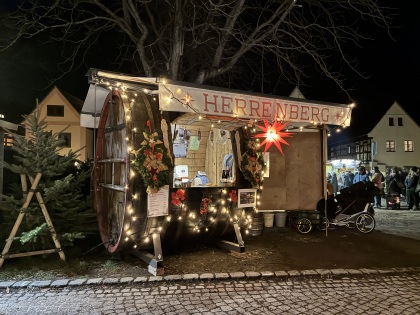 Weingut Herrenberg Golk – Tradition und Leidenschaft im Elbtal

Willkommen im Weingut Herrenberg Golk, wo die Kunst des Weinbaus auf die Schönheit des Elbtals trifft. Seit Generationen widmen wir uns der Herstellung feinster Weine, die den Charakter unserer Region widerspiegeln. Ob zarter Riesling, aromatischer Müller-Thurgau oder kraftvoller Spätburgunder – jeder Tropfen erzählt von der Leidenschaft, mit der wir unsere Reben pflegen und die Trauben zu einzigartigen Weinen veredeln.

Unser Weingut liegt inmitten der malerischen Weinberge von Radebeul, wo das milde Klima und die mineralreichen Böden ideale Bedingungen für den Weinbau bieten. Bei uns erleben Sie nicht nur exzellente Weine, sondern auch die Herzlichkeit und Tradition, die unser Handeln prägen.

Besuchen Sie uns für eine Weinprobe, entdecken Sie unsere Vielfalt und lassen Sie sich von der Seele des Elbtals verzaubern. Wir freuen uns darauf, Sie bei uns willkommen zu heißen und Ihnen ein Stück Heimat in jedem Glas zu schenken.

Weingut Herrenberg Golk – Wein, der Geschichten erzählt. 