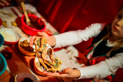 Köstliche Düfte wehen aus der Backstube heraus. Im Lehmofen vor der Tür prasselt schon das Feuer, damit aus schönen Teig-Formen schon bald leckere Plätzchen werden. Backen, dekorieren, naschen - in der Backstube sind alle kleinen Bäckerinnen und Bäcker gern gesehene Gäste!