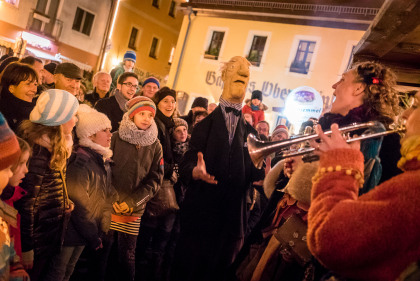 Herr Arnold Böswetter, gewöhnlich eher bekannt für seine ausschweifenden Erzählungen als für seine klangvolle Singstimme, lädt während des Weihnachtsmarktes alljährlich zum gemeinsamen Weihnachtsliedersingen auf dem Radebeuler Weihnachtsmarkt ein.